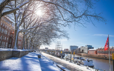 MIt Schnee bedeckte Weserpromenade Schlachte