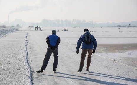 Zwei Personen laufen auf der Semkenfahrt Schlittschuh