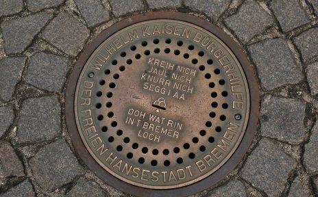 Das Bremer Loch ist ein Gullideckel mit einem Einwurfschlitz für Geldmünzen. Nach einigen Einwürfen ertönen die Geräusche der Stadtmusikanten.