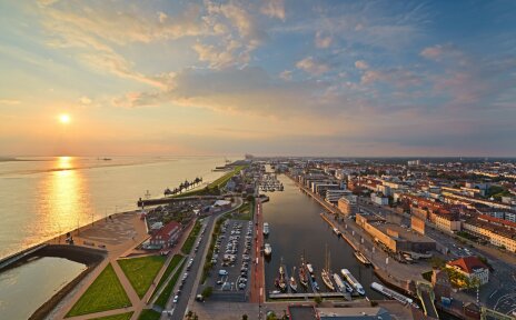 Aussicht auf den Neuen Hafen in Bremerhaven bei Sonnenaufgang. 