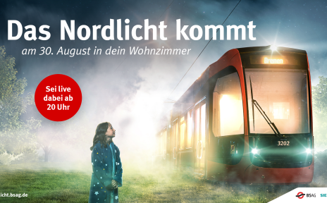 Ein Plakat der BSAG. Rechts im Bild ist eine Bahn zu sehen. Davor steht ein kleines Mädchen und schaut die Bahn an. Oben steht geschrieben: Das Nordlicht kommt am 30. August in dein Wohnzimmer. Sei live dabei ab 20 Uhr. 