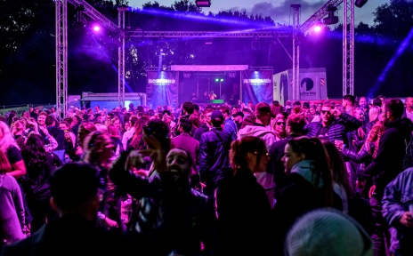 Leute feiern auf dem Nordsand Festival 