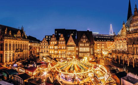 Beleuchtete Buden und ein Karussell auf dem Bremer Marktplatz zur Weihnachtszeit.