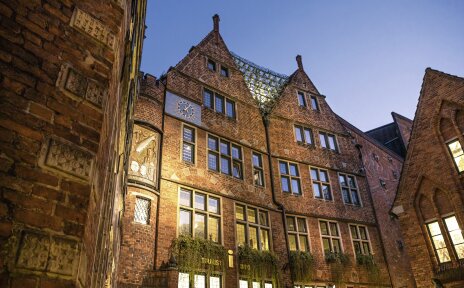 Das Haus des Glockenspiels in Bremens Böttcherstraße in abendlicher Atmosphäre