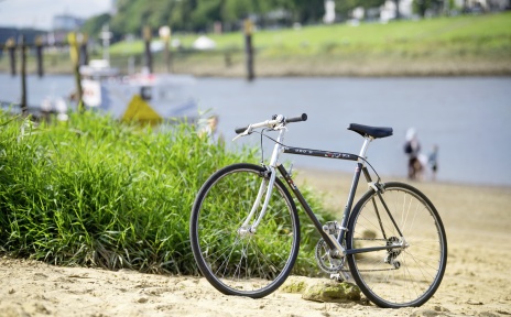 Ein Fahrrad an dem Weser Strand