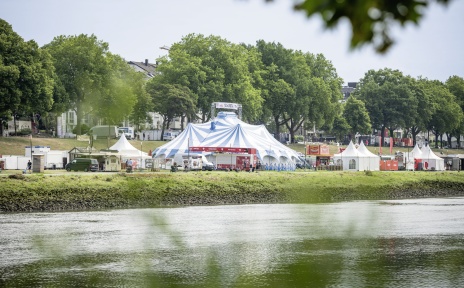 Mehrere Zelte stehen am Osterdeich. Davor fließt die Weser. 
