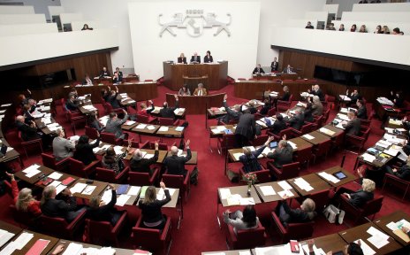 Ein Saal voller Politikerinnen und Politiker
