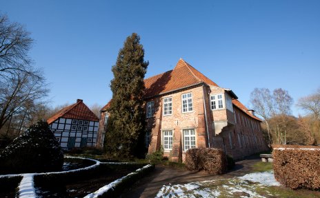Die Burg Blomendal in winterlicher Landschaft