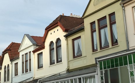 Zahlreiche Dachfirste nebeneinander in einer Bremer Straße