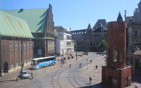 Die Domsheide ist einer der wichtigsten Verkehrsknotenpunkte in Bremen, an dem sich zahlreiche Straßenbahn- und Buslinien kreuzen.
