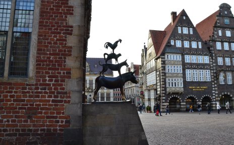 Die Statue der Bremer Stadtmusikanten an der Westseite des Rathauses.