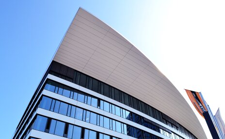 Das Flugdach des „Eins"-Gebäudes im Weserquartier