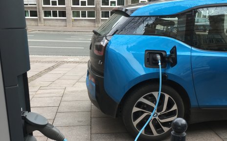 Ein blaues Elektroauto an einer Ladestation (Foto: WFB/HM)