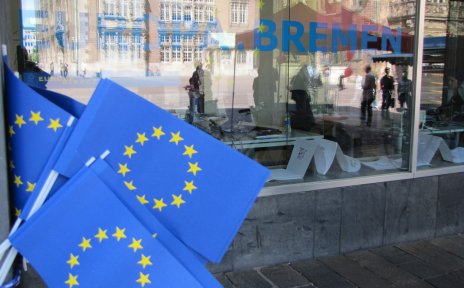 Zwei kleine blaue Fähnchen mit den gelben Sternen des EU-Logos