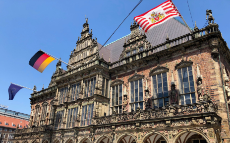 Das Bremer Rathaus mit EU-Flagge, Bundesflagge und Bremer Flagge.
