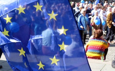 Eine Europa-Flagge wird geschwenkt