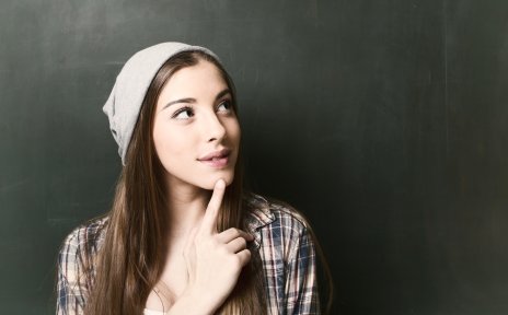 Junge Frau vor einer Schultafel Quelle: fotolia; drubig-photo