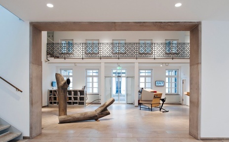 Blick in einen Ausstellungsraum mit Skulpturen des Künstlers Gerhard Marcks.