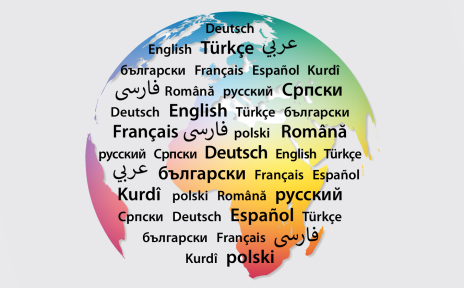 Eine Weltkugel mit verschiedenen Schriftzeichen als Symbol für Mehrsprachigkeit, darunter eine Webadresse