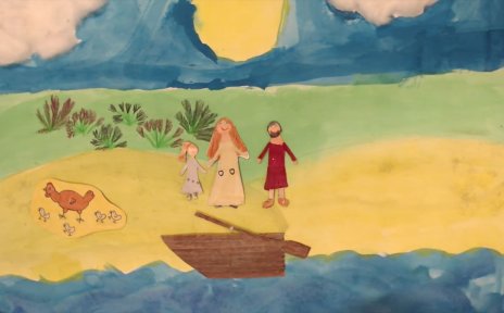 Ein gebasteltes Bild mit Kinderzeichnungen. Es zeigt ein Mädchen, eine Frau und einen Mann am Ufer, vor Ihnen liegt ein Boot im Wasser. Sie beobachten eine Henne mit vier Küken.
