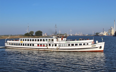 Das Schiff Oceana wendet während einer Weser- und Hafenrundfahrt auf der Weser 