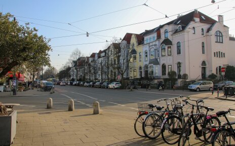 An einer Kreuzung stehen mehrere Fahrräder. Im Hintergrund sind Altbremer Häuser zu sehen. 