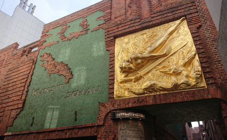 Oberhalb des Eingangs zur Böttcherstraße befindet sich der "Lichtbringer", ein vergoldetes Bronzerelief von Bernhard Hoetger aus dem Jahr 1936 (Foto: Melanie Schaumburg).