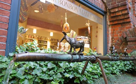 Sieben-Faulen-Brunnen vor der Bremer Bonbon Manufaktur