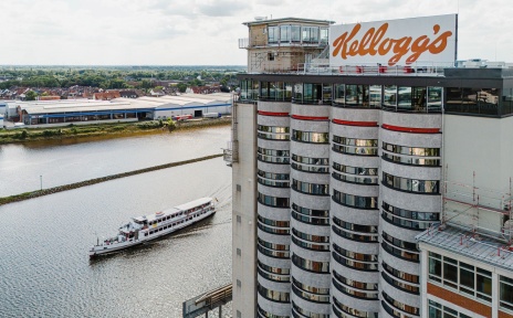 Das John und Will Silo-Hotel mit der Weser im Hintergrund