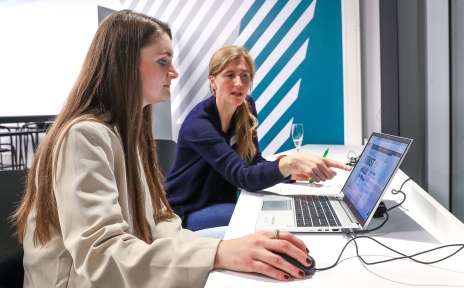 Zwei Frauen testen das Portal Bremen barrierefrei im Rahmen des Jubiläums "10 Jahre Online-Stadtführer".