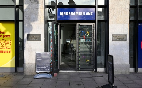 Eine geöffnete Eingangstür mit der Aufschrift "Kinderambulanz". 