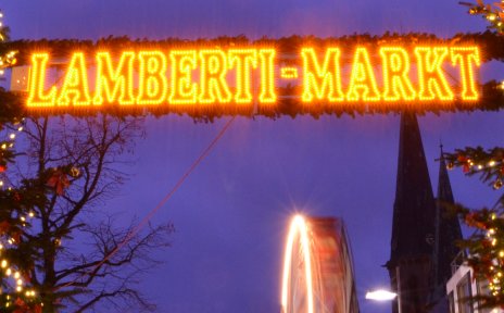 Ein leuchtender Schriftzug kennzeichnet den Eingang zum Lamberti-Markt