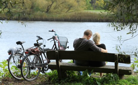 Ein Paar sitzt auf einer Bank an der Lesum 