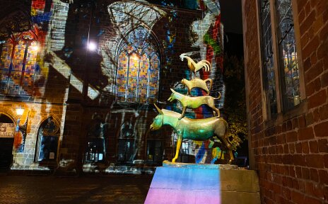 Bunt beleuchtete Statue der Bremer Stadtmusikanten.