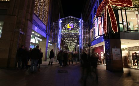 Blick auf die weihnachtlich beleuchtete Lloydpassage in der Bremer Innenstadt