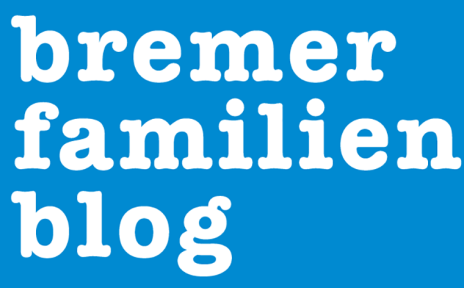 Weiße Schrift auf blauem Grund. Logo mit Schriftzug: "bremer familien blog"
