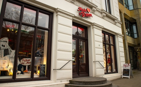 Außenansicht des Geschäfts „Made in Bremen“ mit Schaufenstern und Eingang in der Bremer Innenstadt.