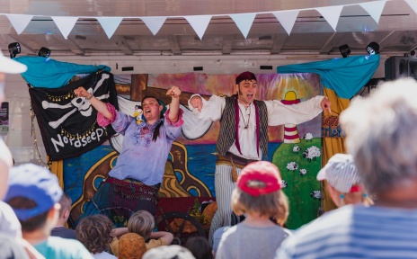 Zwei Piraten tanzen und singen auf einer Bühne.