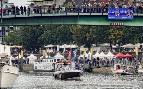 Zu sehen sind Boote während der Schiffsparade bei der Maritimen Woche auf der Weser.