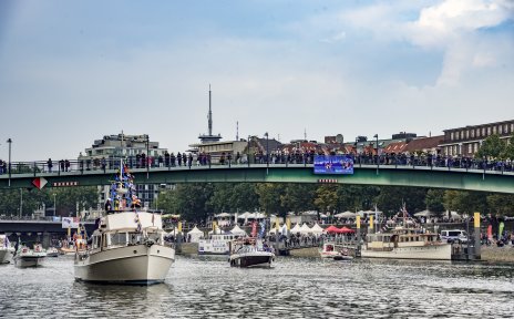 Zu sehen sind Boote während der Schiffsparade bei der Maritimen Woche auf der Weser.