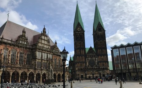 View of the town hall, cathedral and parliament on Bremen's market square.