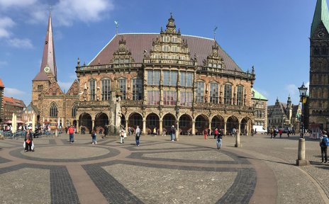 Ein Überblick über den Bremer Marktplatz. Rechts im Bild ist die Bremische Bürgerschaft zu sehen. Sie ist weitgehend zugänglich, der Eingang sogar barrierefrei.