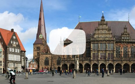 Eine Panoramaaufnahme des Bremer Marktplatzes. In der Mitte des Bildes befindet sich ein weißes, rechteckiges Logo.