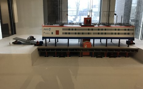 Ein Modell einer Station im Eis