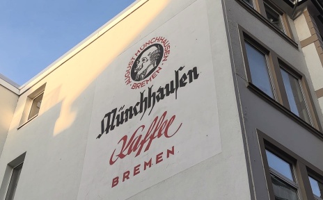 Fassadenansicht eines Gebäudes mit dem Schriftzug „Münchhausen Kaffee Bremen“ in der Bremer Innenstadt.