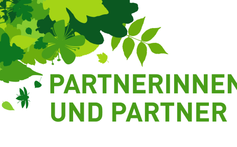 Weiße Grafik mit grünen Blättern und Tieren. Darüber steht "PARTNER:INNNEN"