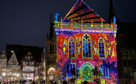 Die Seitenfassade des Bremer Rathauses wird illuminiert.