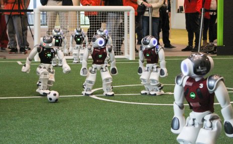 Roboter kurz vor einem Mittelfeldschuss beim Gruppenspiel gegen das SPQR Team auf dem RoboCup 2019 in Sydney