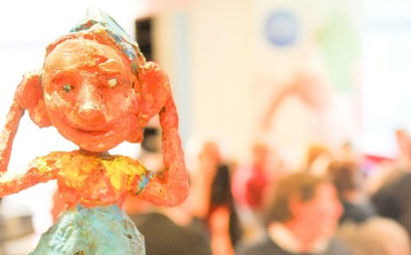 Die Bronzeskulptur "Rüdi hört" wird regelmäßig als Journalistenpreis verliehen.