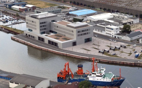 Ein Containerschiff liegt im Hafen von Bremerhaven.